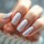 Śnieżynki na paznokciach: elegancki zimowy manicure krok po kroku